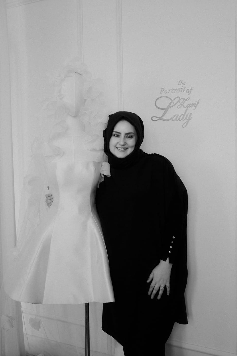 House of Zarif kurucusu Zeynep Betül Süleyman, atölyede bir gelinliğin yanında