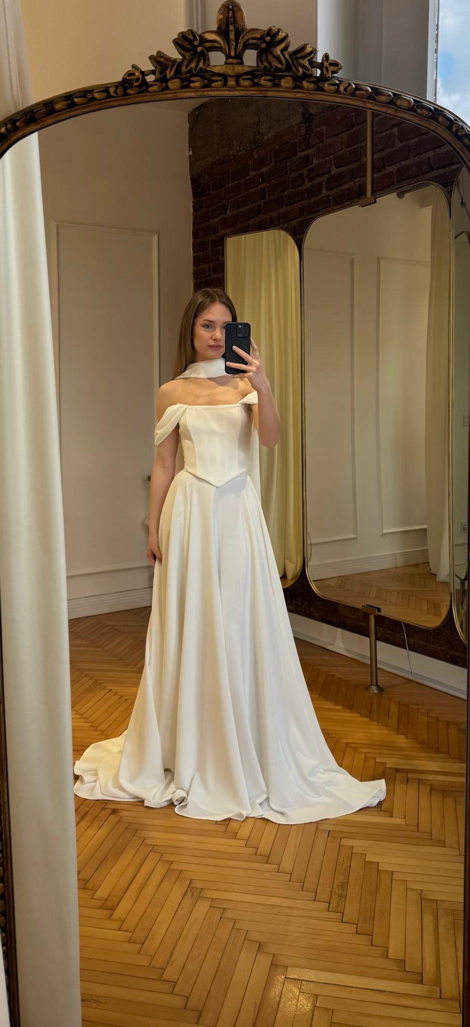 Krep Polina — House of Zarif kiralama